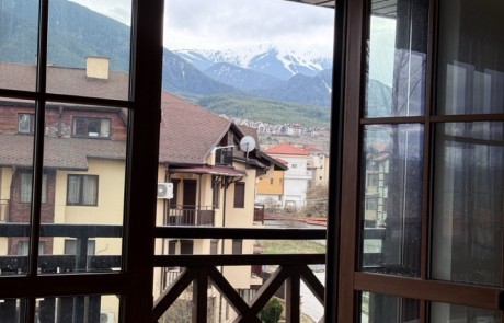 Просторен тристаен апартамент с голяма всекидневна и функционално разпределение